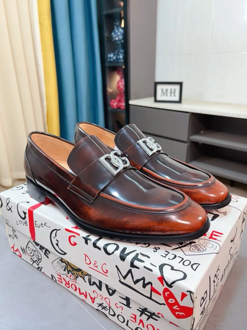 Men's shoes 💰540🌸🌸 [DG Dolce & Gabbana] High-end customized leather shoes. The upper is made of imported calf leather. Original hardware. I believe you will be impressed from the first time you see it. The avant-garde atmosphere can no longer fully interpret its elegance. AAA grade rubber outsole is super comfortable. The original cover last of the counter ensures its original version and quality. The upper is simple and the cowhide lining ensures its comfort and breathability. A pair of truly good shoes has its own unique soul, famous quality, and the first choice for successful people. Regular size 38-44 (45 customized)
